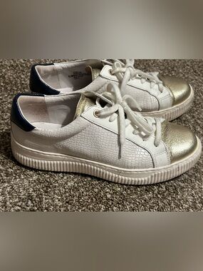 Sofft- White Women's Lace-Up Sneakers with Gold Toe and Navy Heels